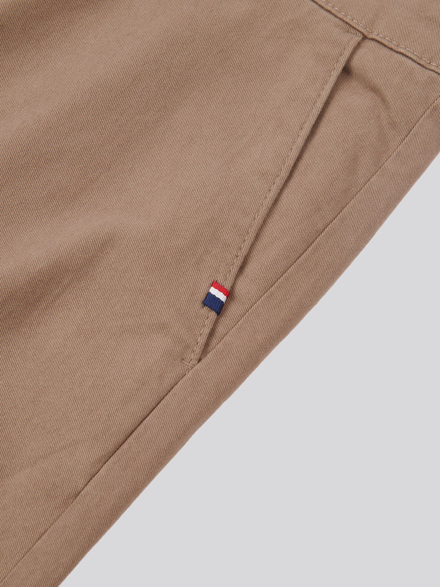 Męskie klasyczne chinos w shitake - Image 8