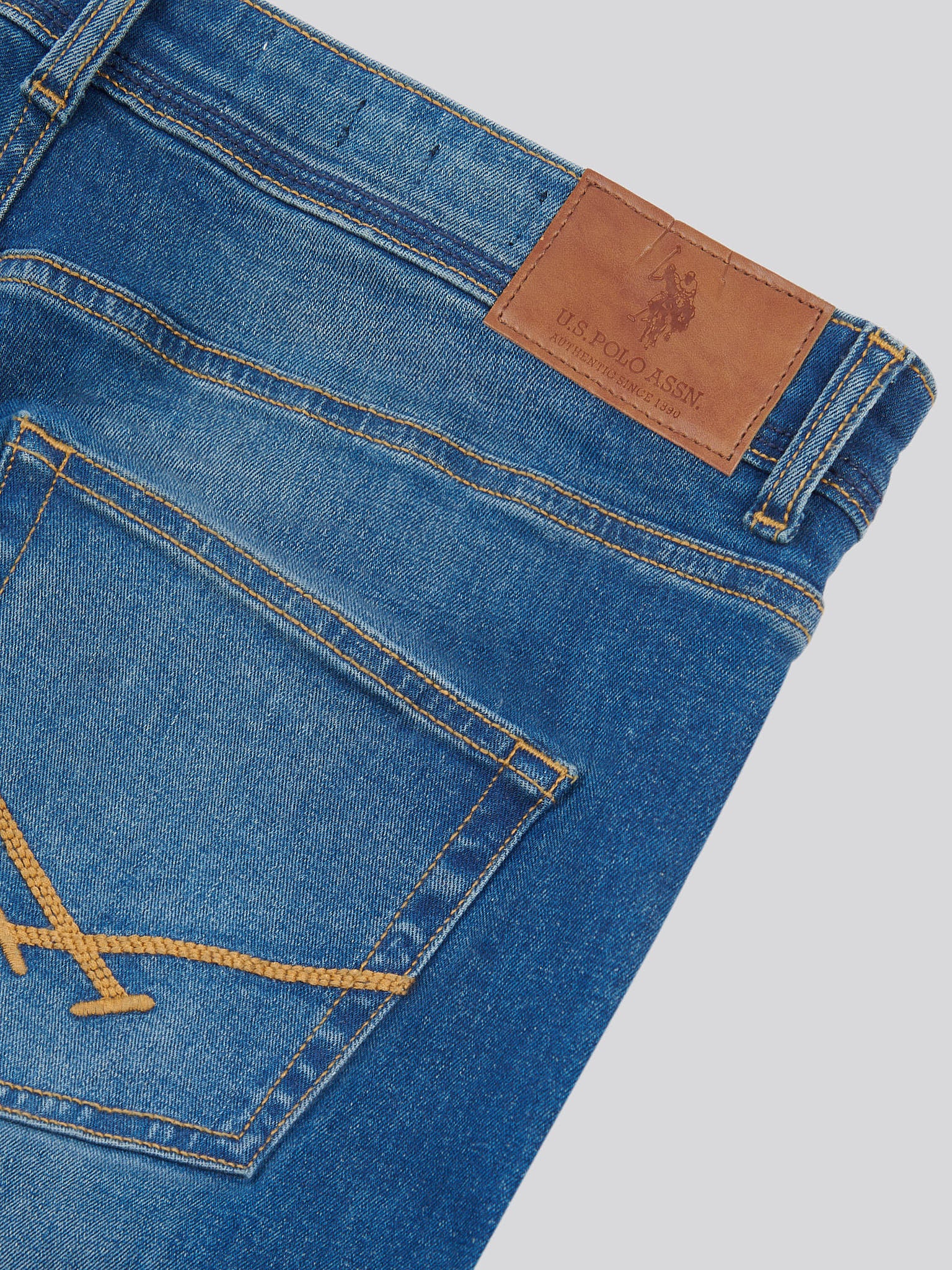 Mens Classic Fit Jean in Dark Wash - Image 10