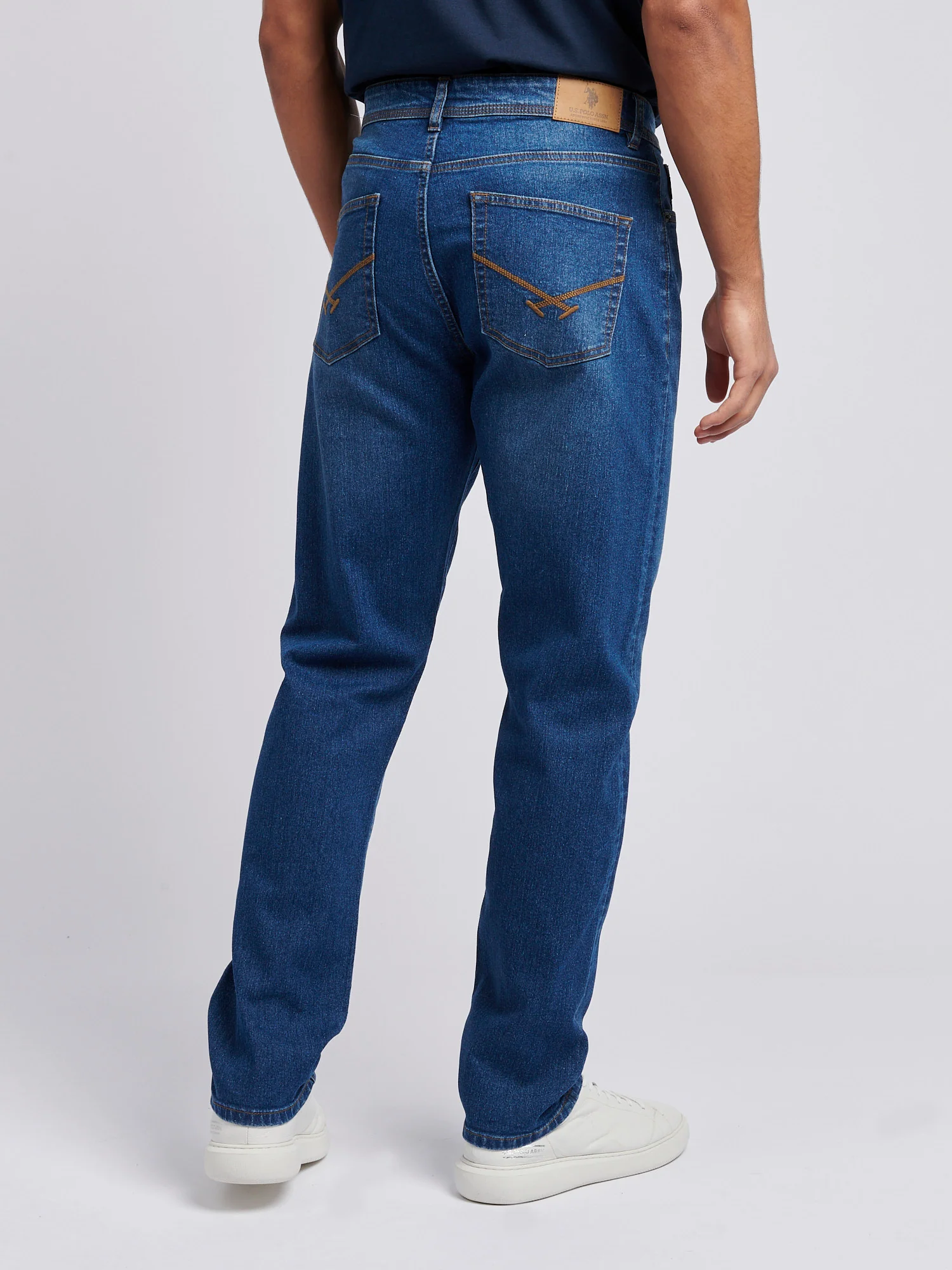 Mens Classic Fit Jean in Dark Wash - Image 4