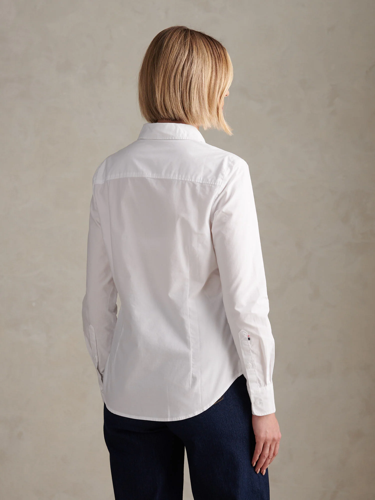Women Classic Fit Shirt w jasnej bieli - Image 4